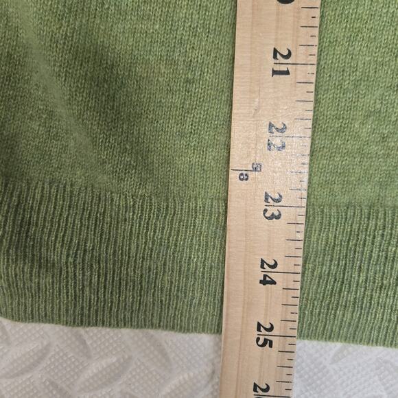 Tahari 100% Cashmere Sweater Womens Medium Celery Green Crewneck Quiet Luxury - Picture 7 of 8